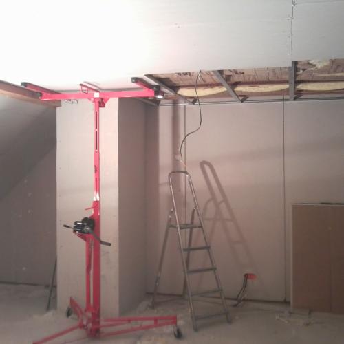 Pose de plaque au plafond avec la leeve plaque